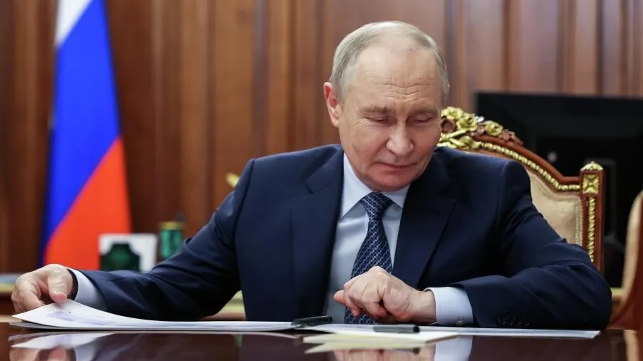 Путин подписал закон об аресте имущества уехавших россиян, нарушивших закон