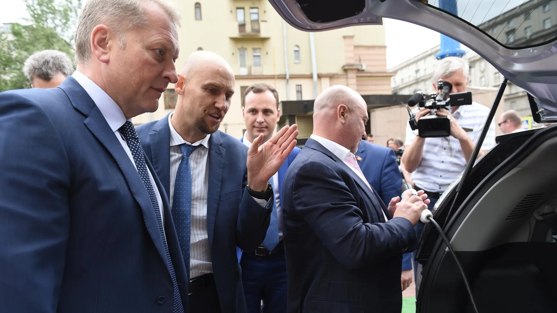 Десять электрозаправок установят в Подмосковье в 2018 году