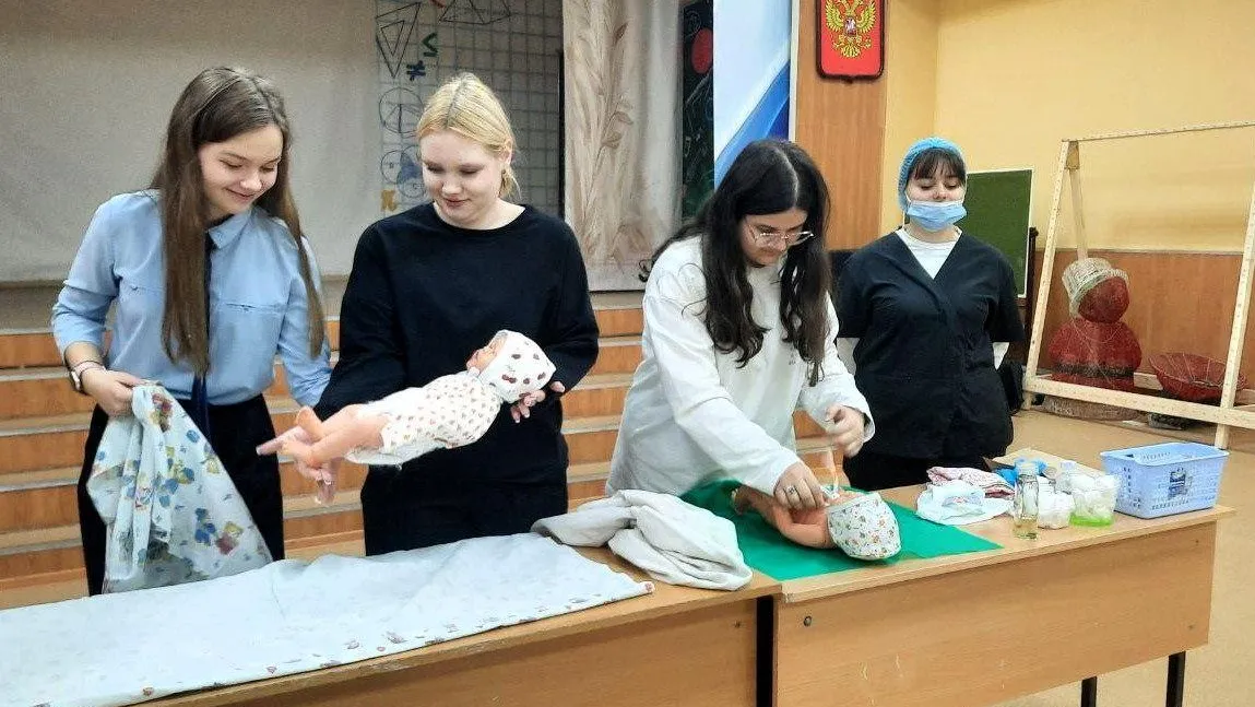 Школьники Подмосковья познакомились с основами педиатрической практики