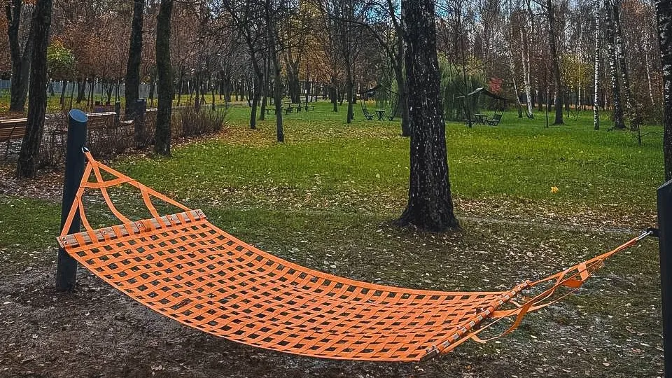 В парке Мира Коломны установили уличные гамаки