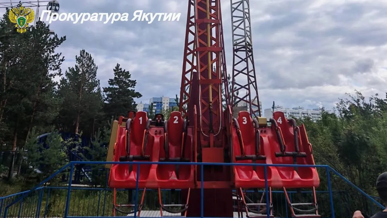 16-летняя девушка выпала из аттракциона в парке в Якутске