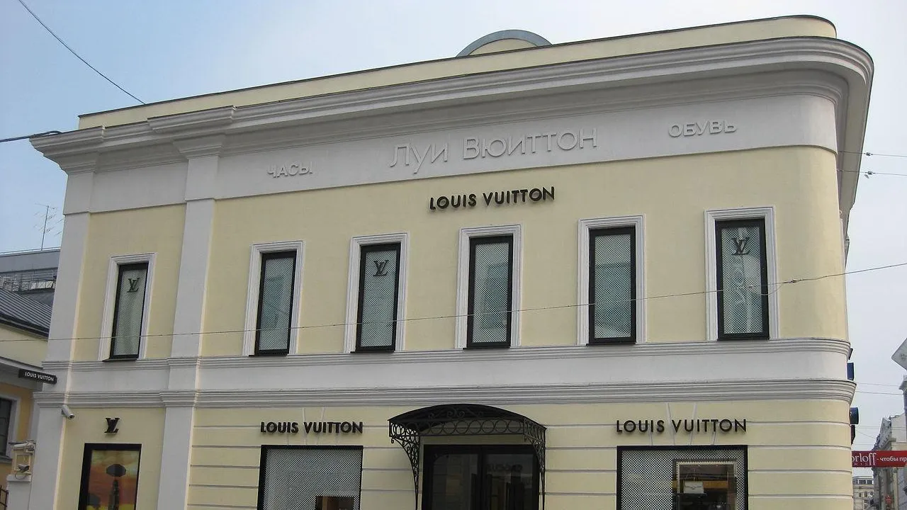 Неизвестные обокрали магазин Louis Vuitton в центре Москвы