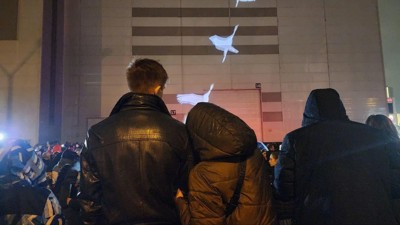 Проекция «Журавли» появилась на здании Crocus City Hall в память о погибших