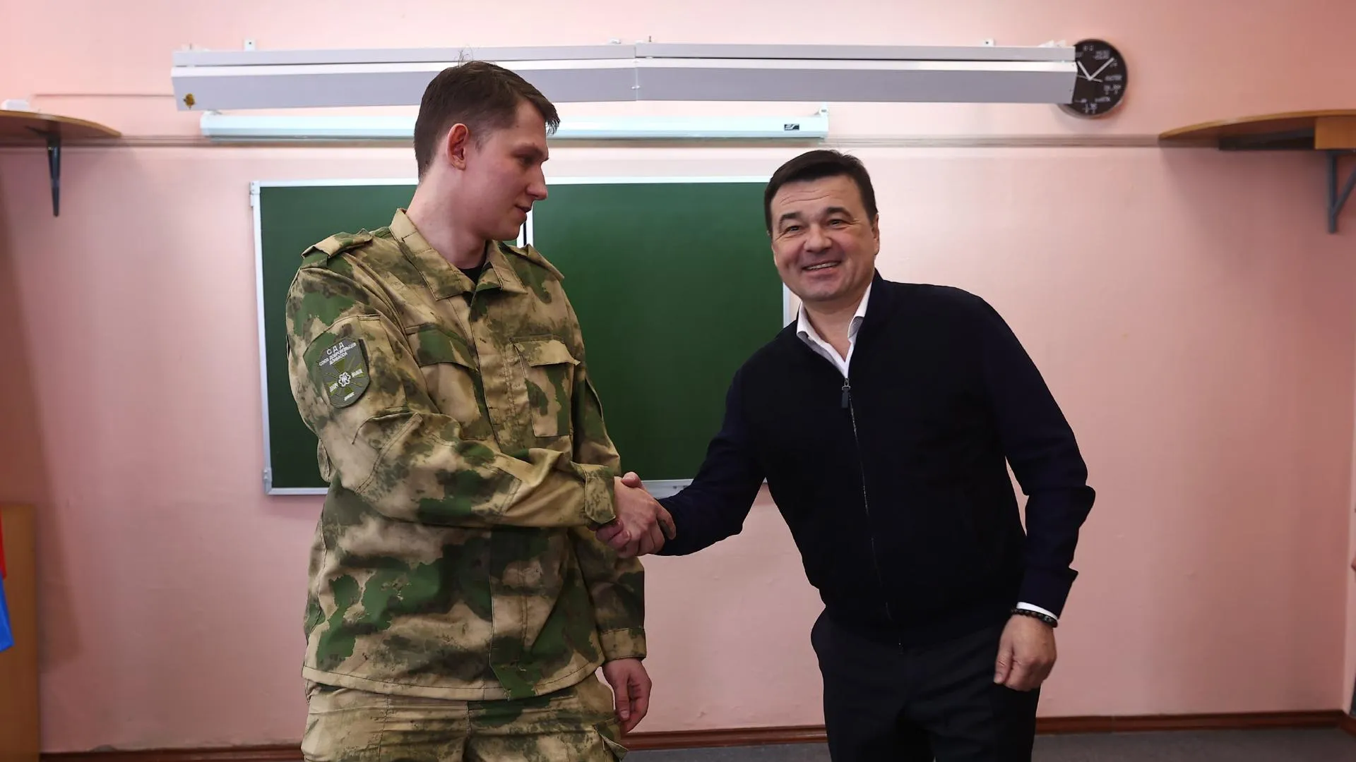 Андрей Воробьев вручил медаль «За отвагу» добровольцу из Подольска