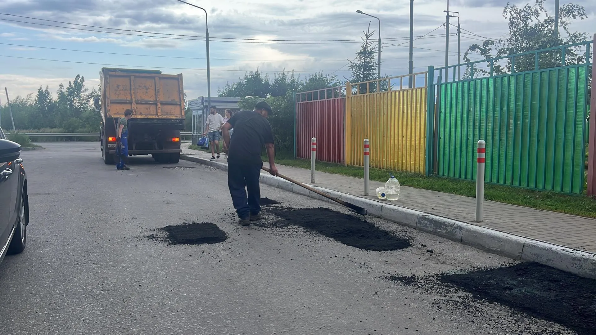 В Балашихе починили дорожное покрытие во дворе дома на Балашихинском шоссе