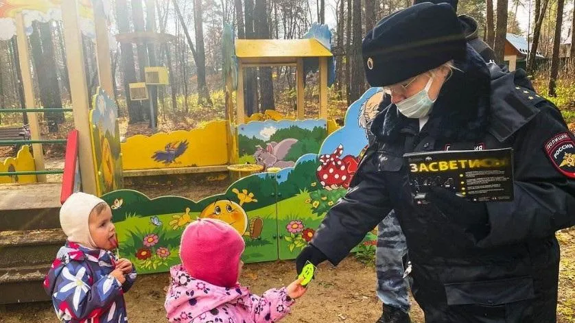Световозвращающие значки раздали в парках Люберец в рамках акции «Засветись!»