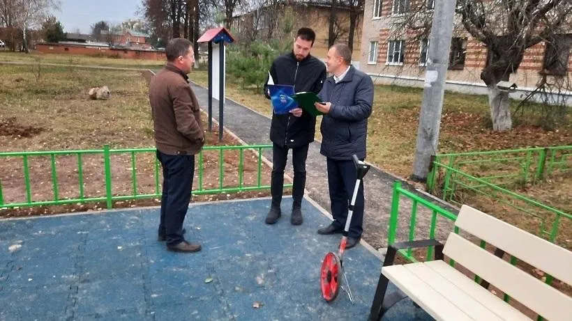 В поселке Подольска выявили недостатки при установке детской площадки