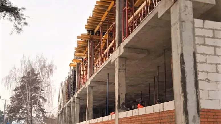 Строители приступили к возведению 2 этажа пристройки к школе №6 в Раменском