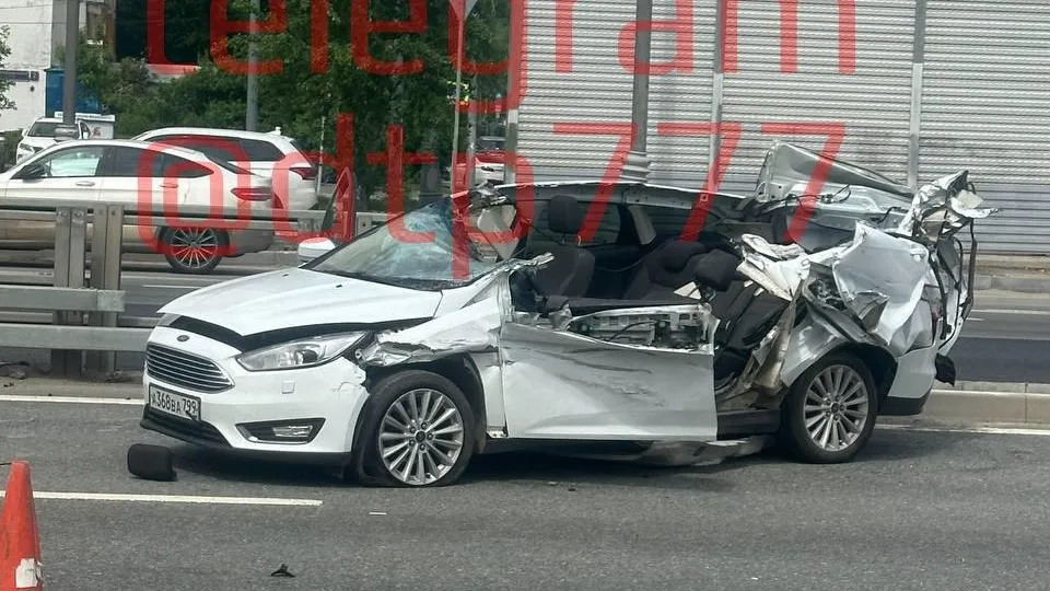 Вырвало крышу: в Москве авто превратилось в груду металла после жесткого ДТП