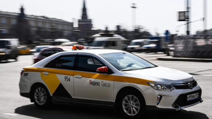 Пьяный пассажир в Москве угрожал вырвать таксисту кадык