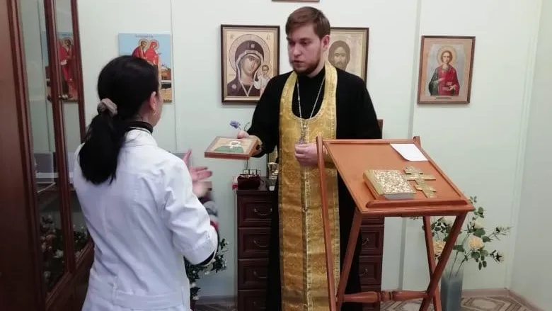 В роддоме Подольска священник провел молебен о здравии для всех желающих