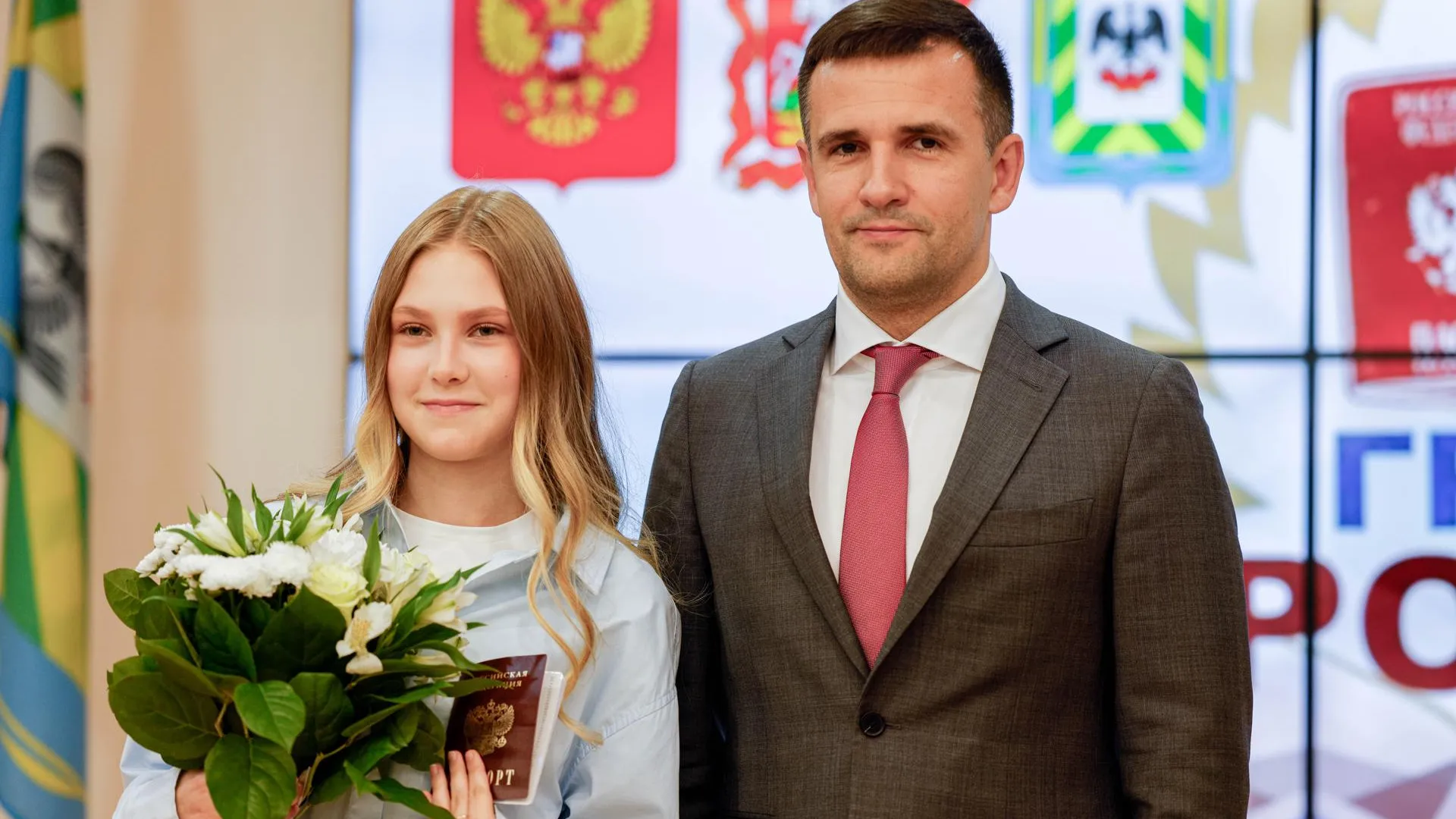 Пять школьников получили первые паспорта в Ленинском округе