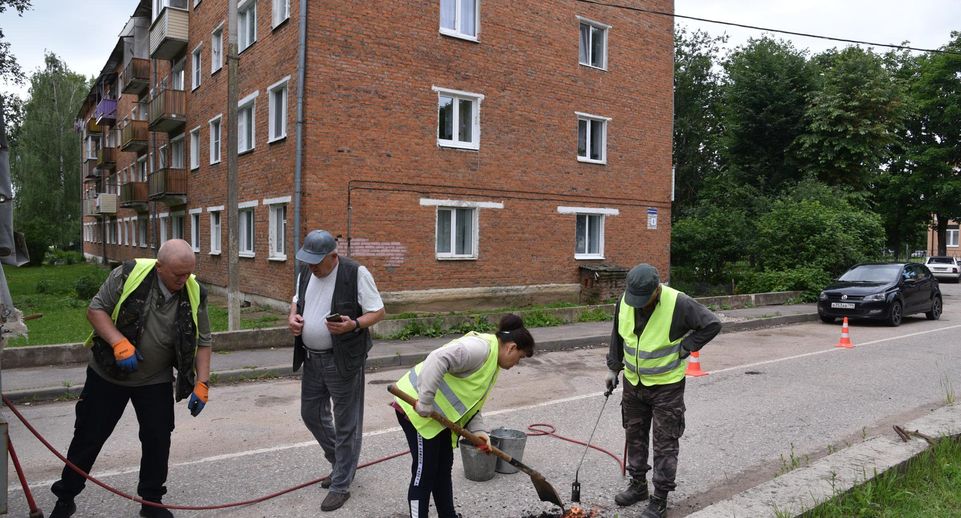 Коммунальщики заделали ямы в Микрорайоне поселка Лотошино