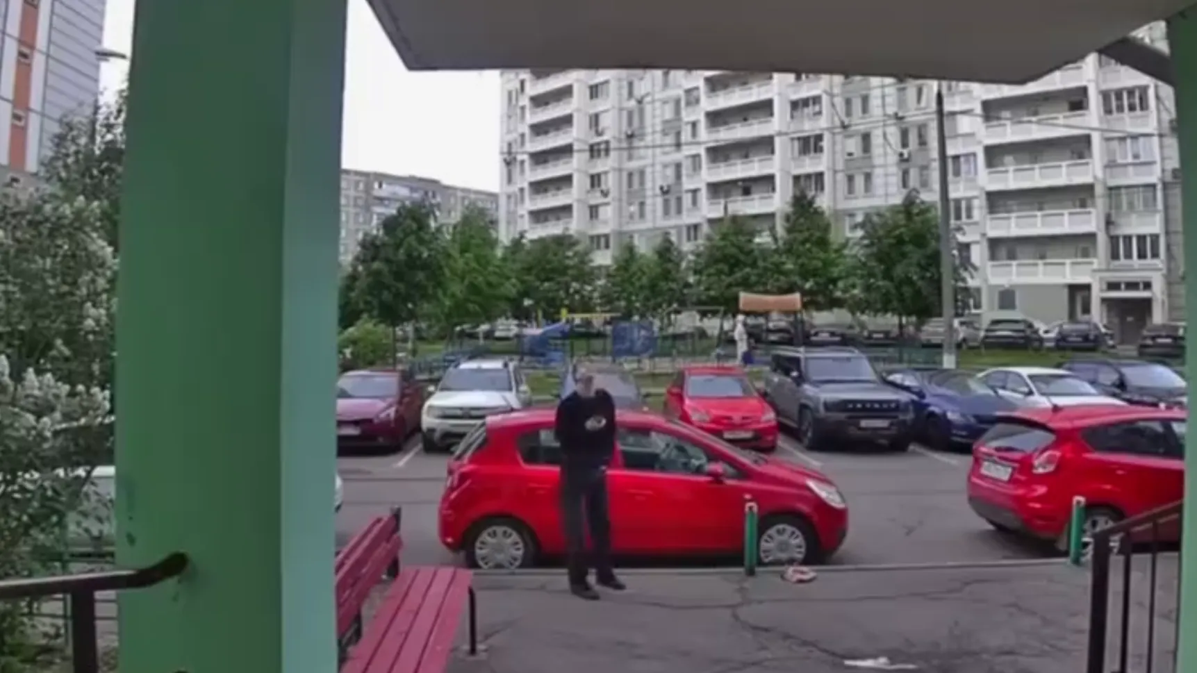 Ремень + штраф родителям: дети сбрасывали бомбочки на прохожих в Подольске