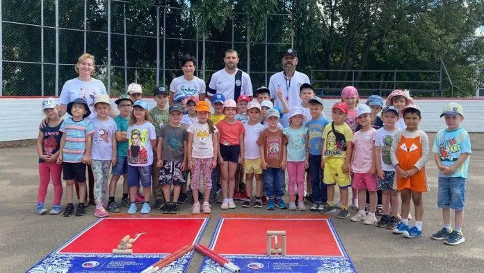 Воспитанников детсада в Подольске научили играть в городки