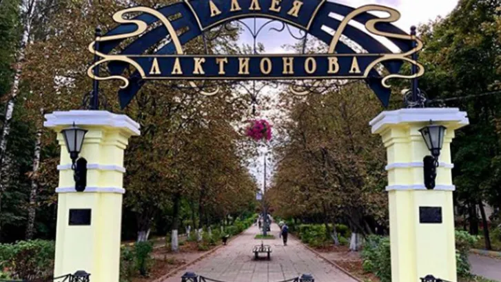 В поселении Люберец выкрасили колонны при входе на аллею Лактионова