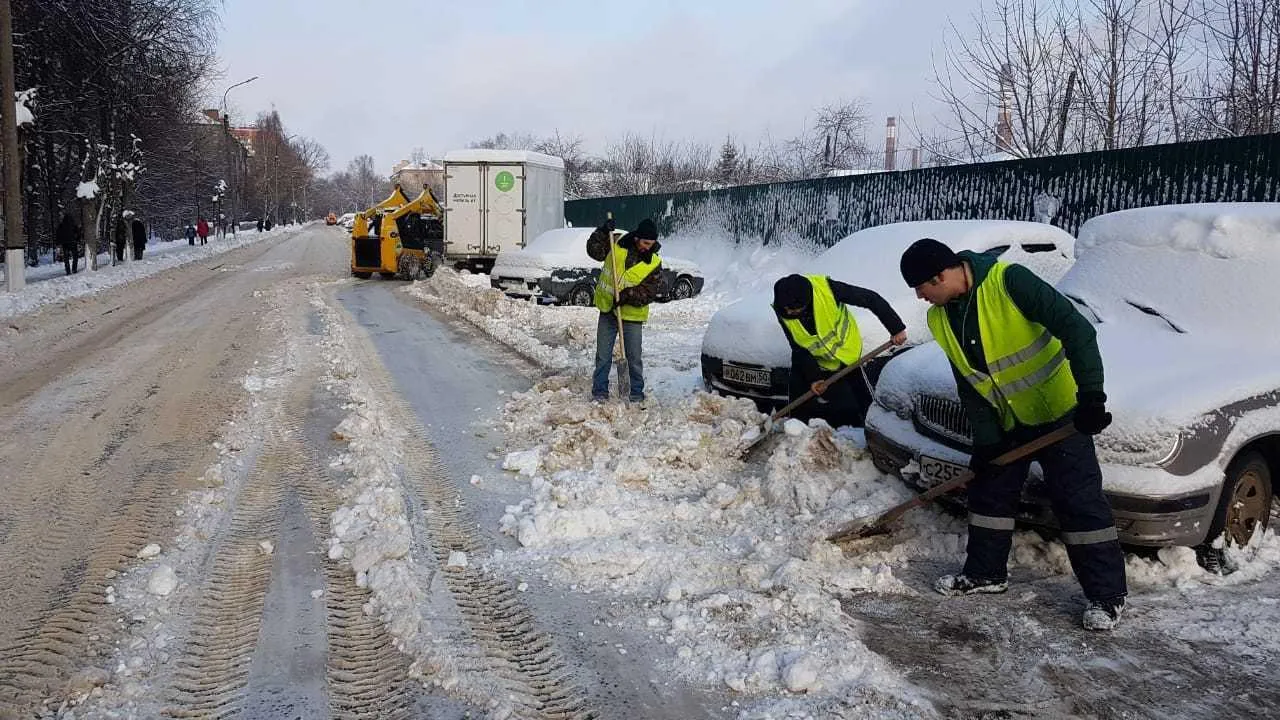 Более 400 человек очищают от снега дворовые территории в Подольске