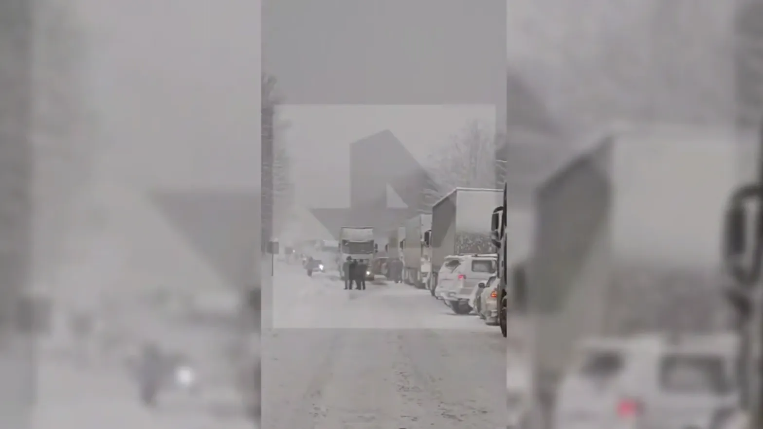 Тысячи машин в снежном плену: гигантская пробка на трассе «Байкал» — видео