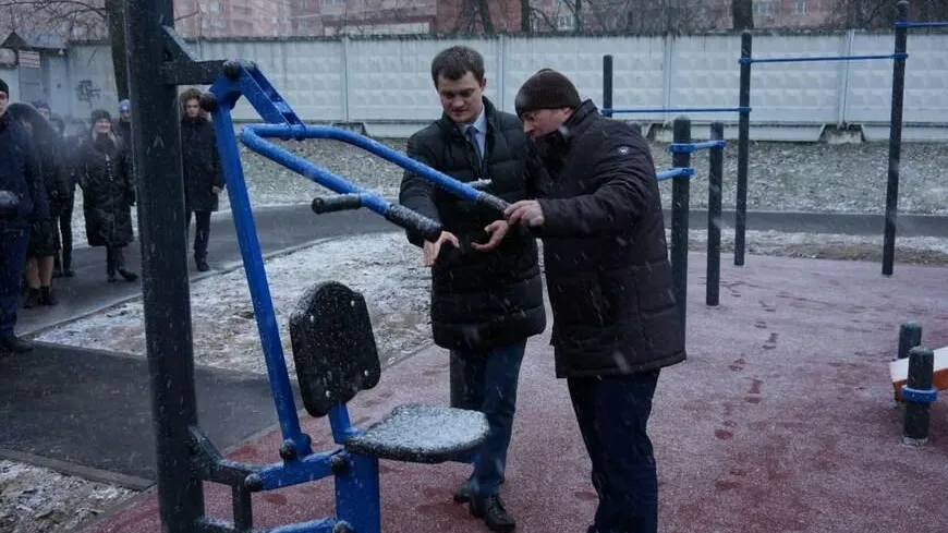 Глава Котельников проверил обустройство спортплощадки школы №1