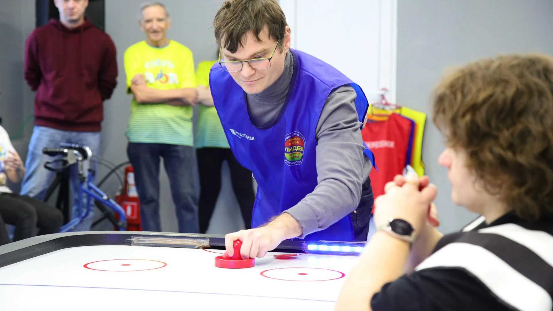 В воскресенском спортивном клубе инвалидов «Лидер» прошли соревнования по аэрохоккею