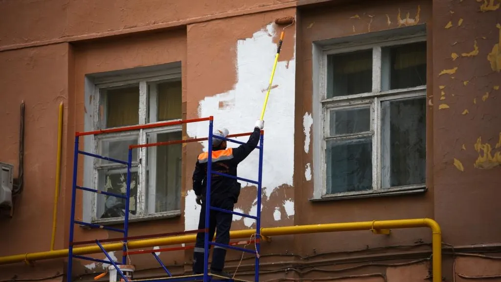 УК устранила вандальные надписи на фасаде домов по Бородинскому бульвару в Подольске
