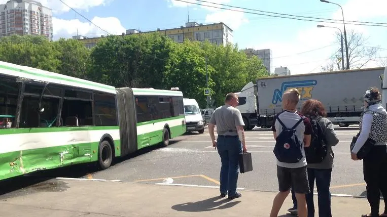 Двое взрослых и трое детей пострадали в ДТП с автобусом на Щелковском шоссе в Подмосковье