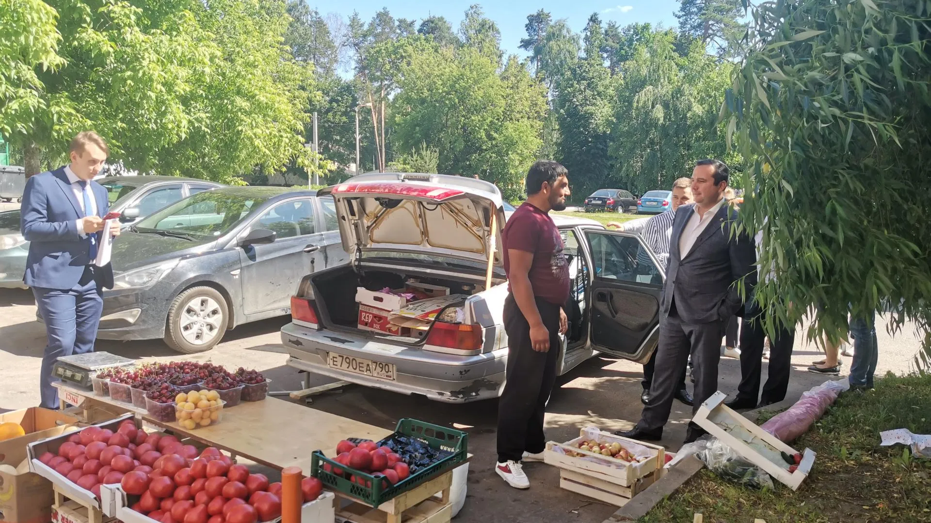 Глава Королева пресек несанкционированную торговлю из машины в ходе пешеходного обхода