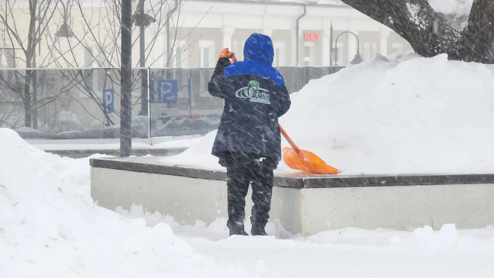В Ногинске начали уборку снега на Фонтанной площади