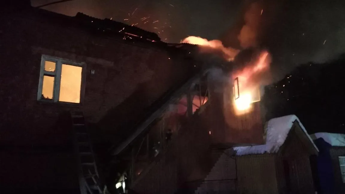 Люди пострадали при пожаре в хозпостройке на Комсомольской улице в Балашихе