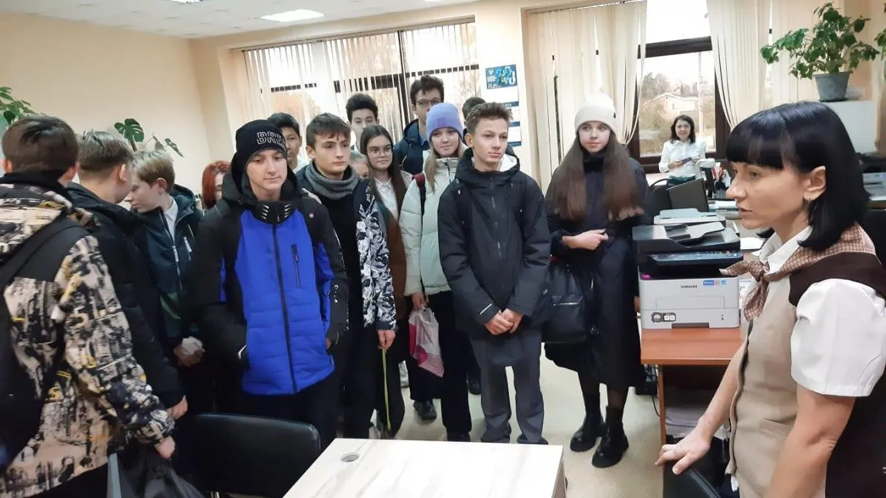 Школьники Домодедова посетили с экскурсией МФЦ