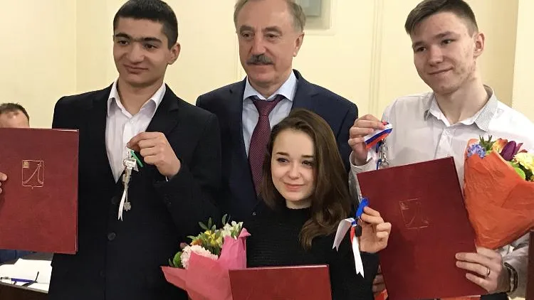 Троим подросткам‑сиротам вручили ключи от новых квартир в Люберцах