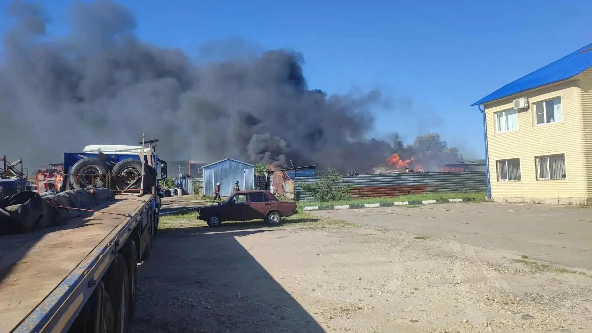 В Бронницах потушили пожар на производственной базе