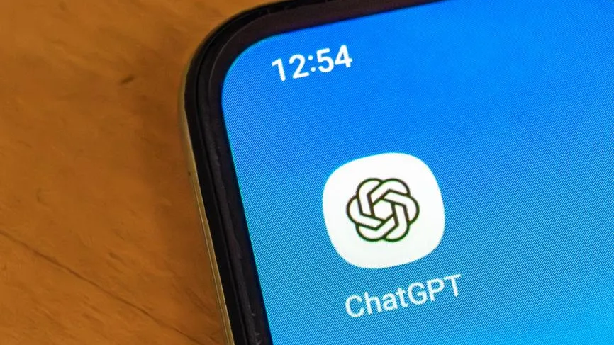 ChatGPT уступил конкурентам более половины рынка ИИ-ассистентов