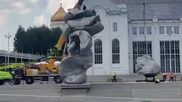 В центре Москвы начали демонтаж скандальной скульптуры «Большая глина №4»