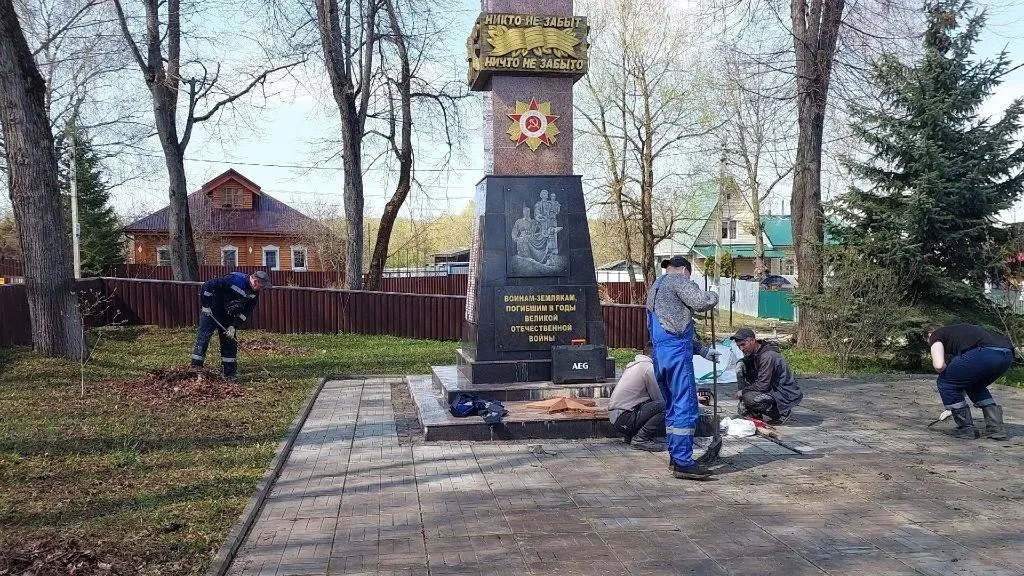 Сотрудники подмосковных КПО отреставрировали мемориалы к 9 Мая