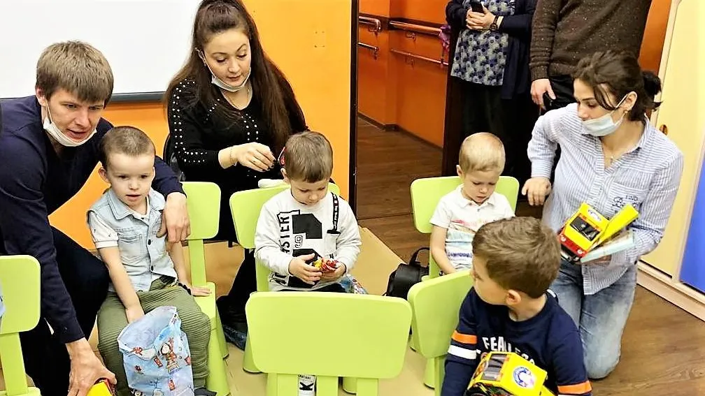 Депутат Крестинин передал подарки детям с ОВЗ из реабилитационного центра Люберец