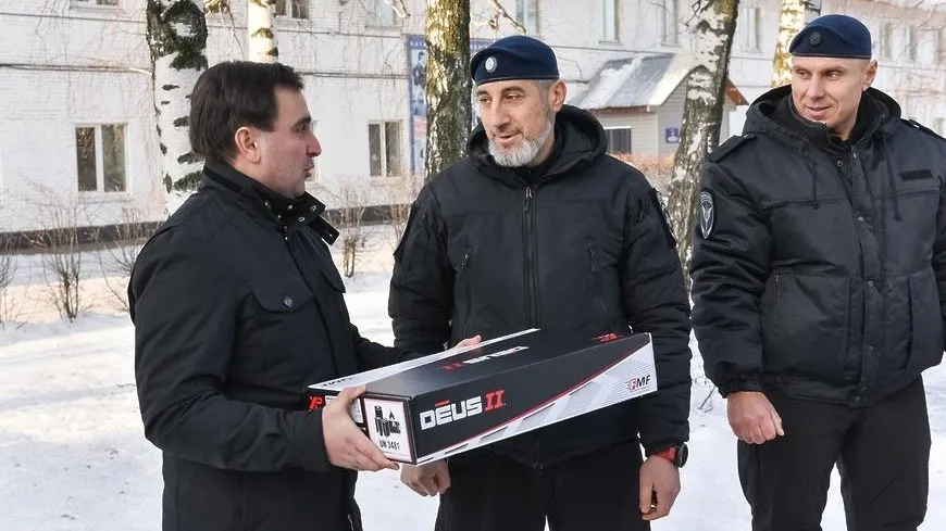 Глава Балашихи передал металлоискатели отряду спецназначения