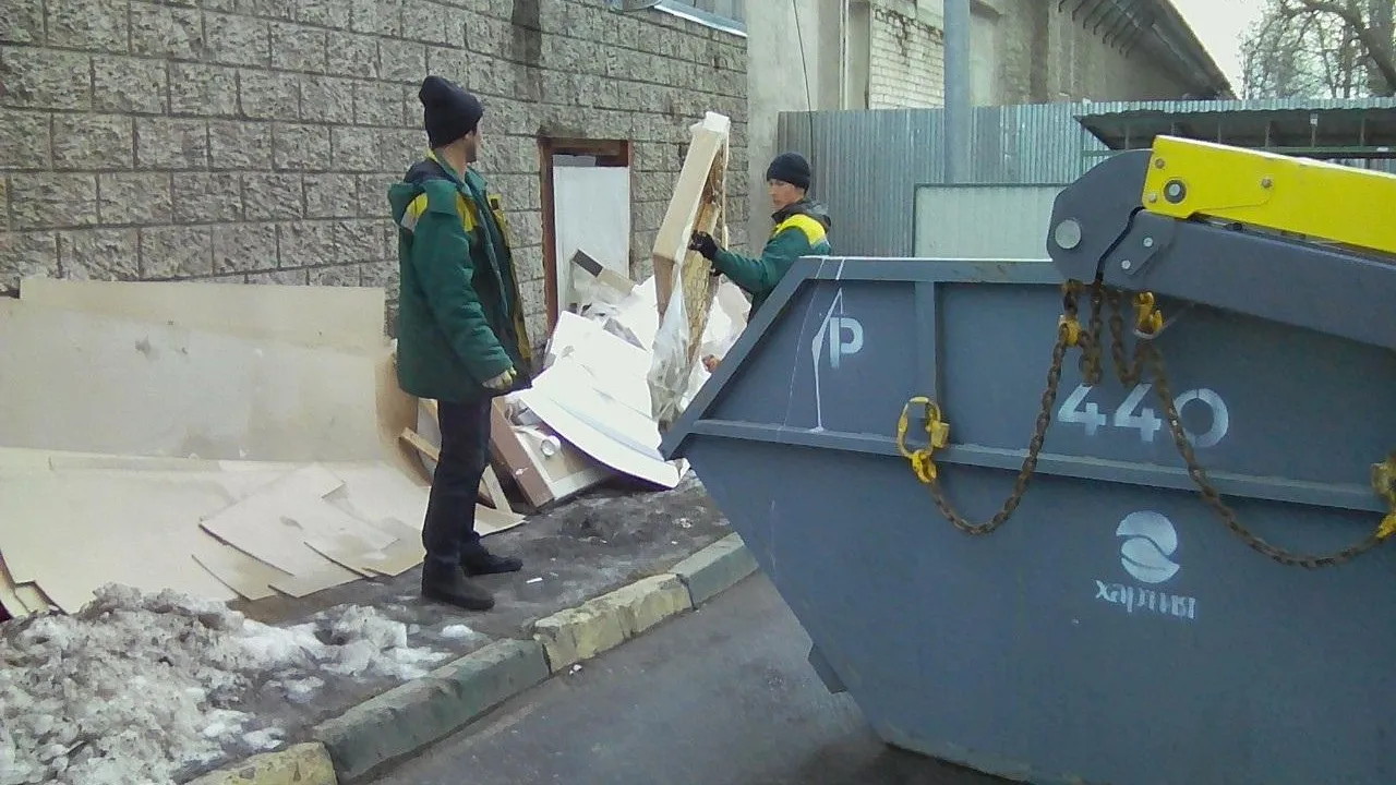 Мусор вывезли с переполненной контейнерной площадки на улице Лукино в Балашихе