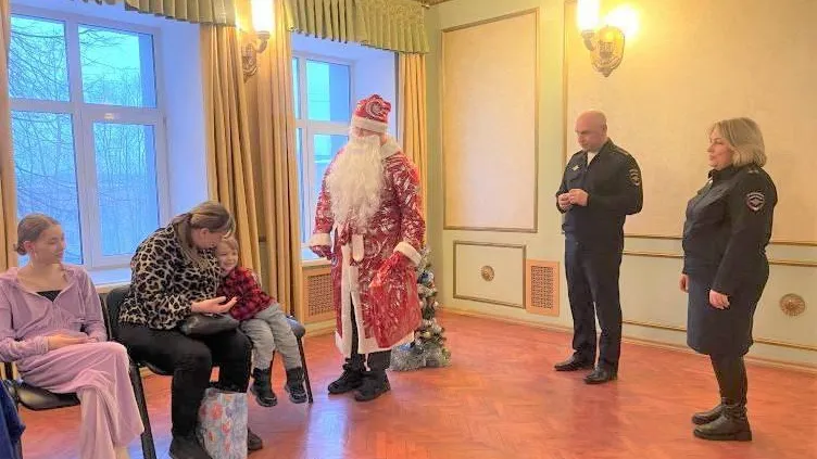 Полицейские исполнили заветную мечту юного красногорца в рамках «Елки Желаний»
