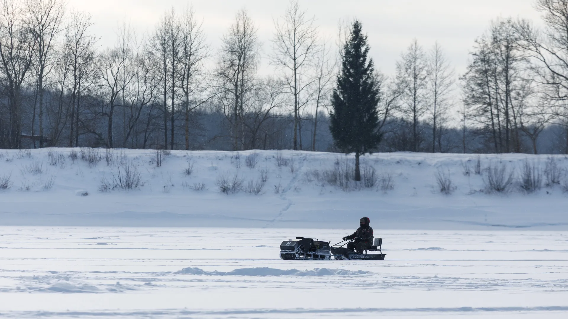 В ГКУ МО «Мособлпожспас» напомнили жителям Подмосковья об опасности нахождения на тонком льду
