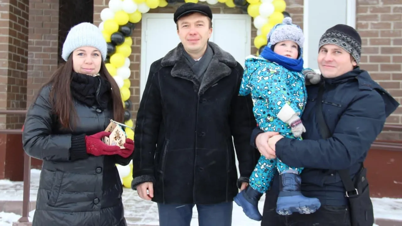 Жители проблемного дома в Дубне начали получать ключи от квартир