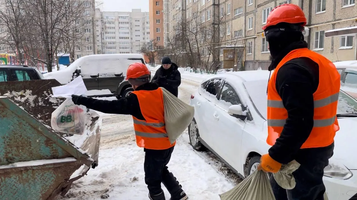 В Климовске специалисты расчищают подвалы перед началом капремонта