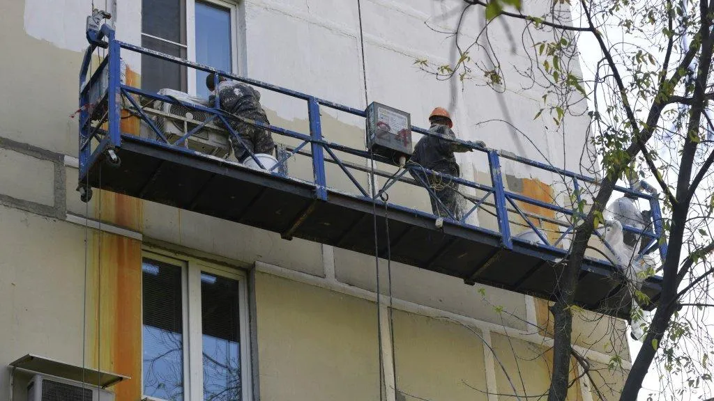 УК Подольска отремонтировала швы в панельном доме на улице Плещеевская