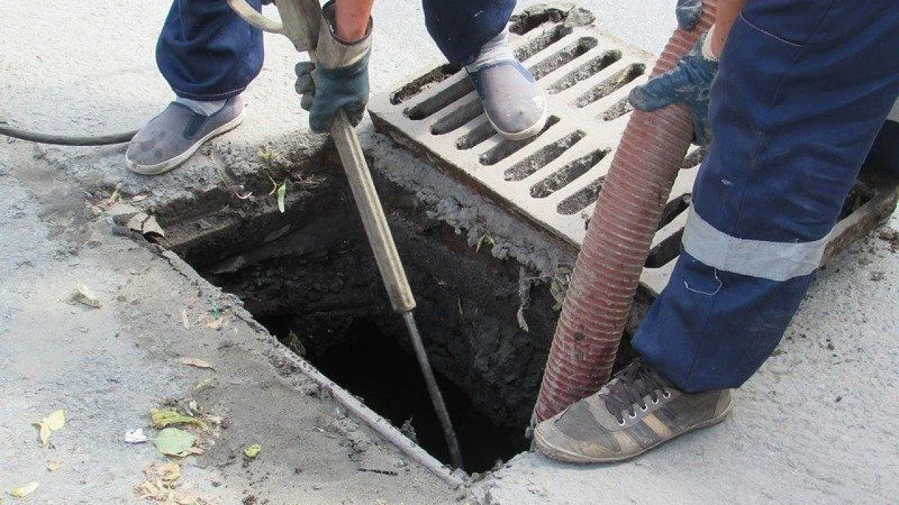 Рабочие очистили ливневую канализацию на Госпитальной улице Подольска