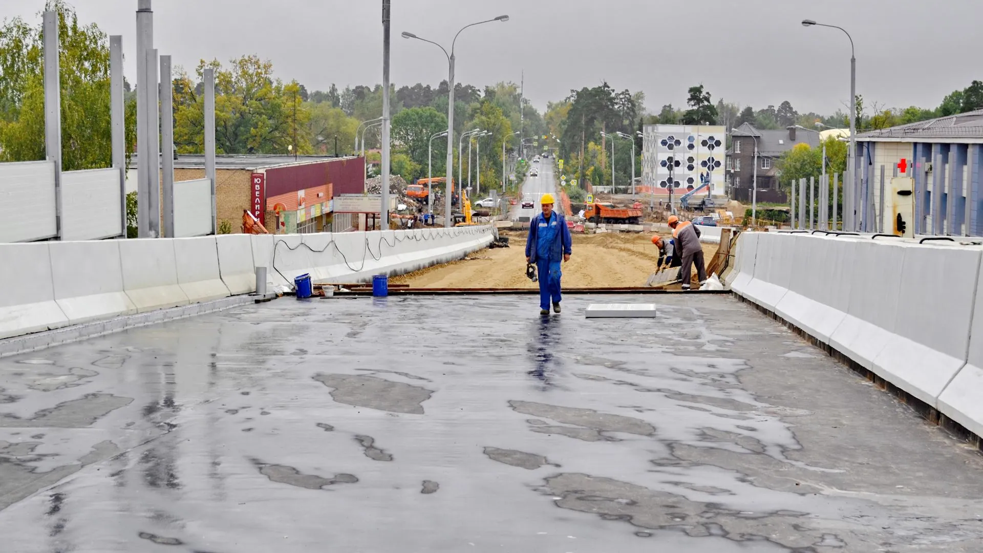 Более 110 территорий социально значимых объектов отремонтировали в Подмосковье
