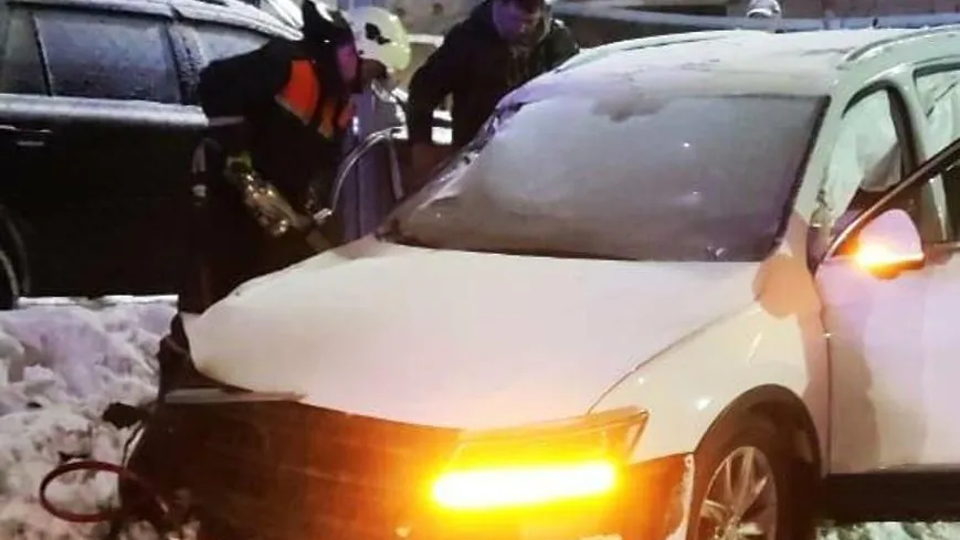 Спасатели вытащили женщину из поврежденного авто после ДТП в Подольске