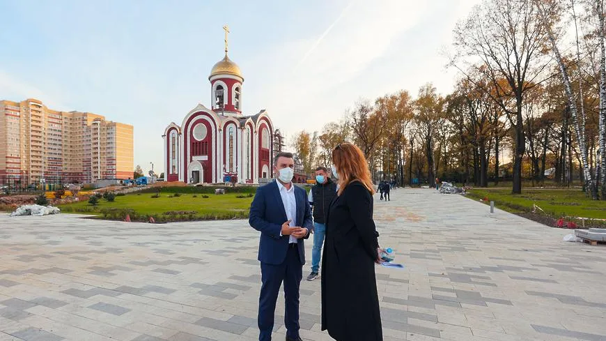 Замглавы Балашихи проверил благоустройство сквера в микрорайоне Дзержинского