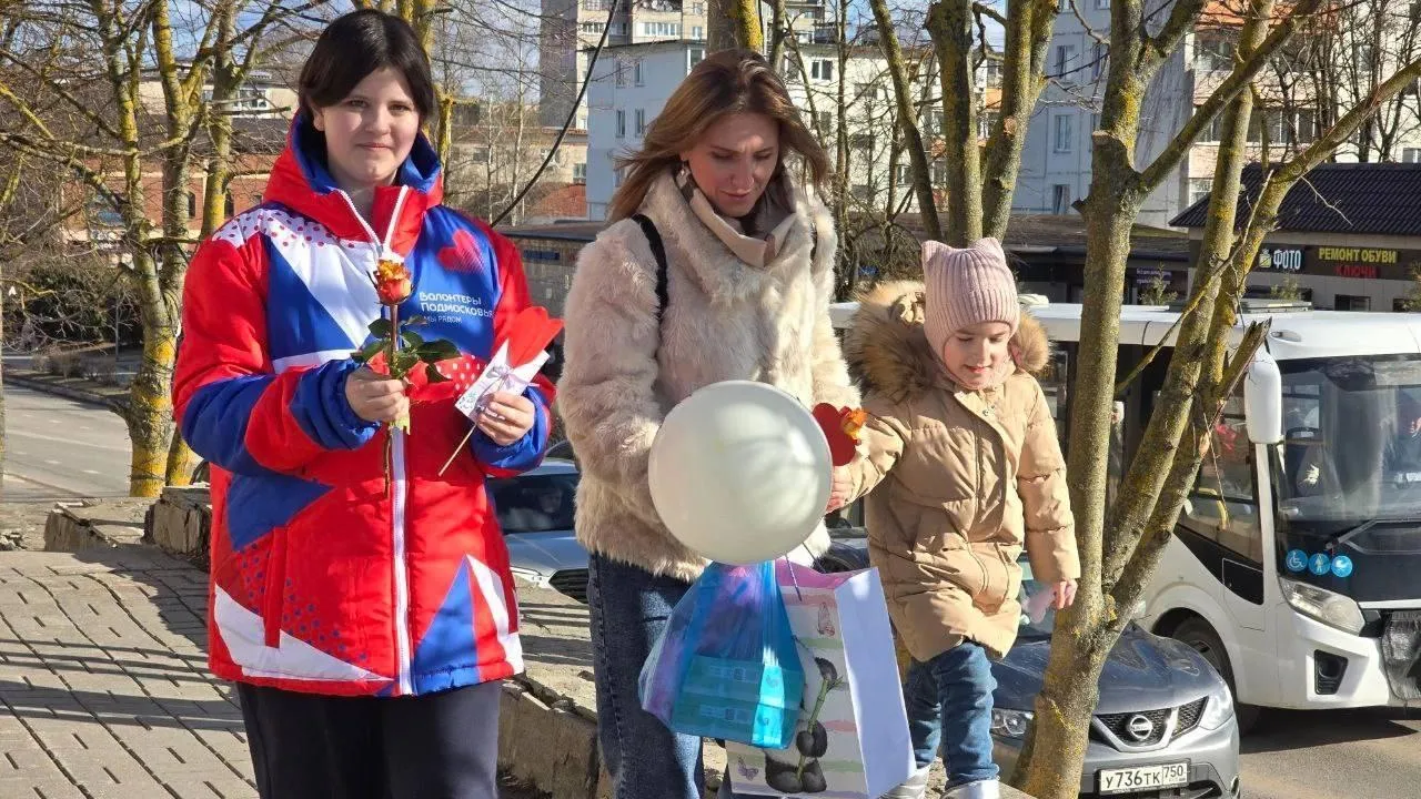 С 8 марта волонтеры поздравили женщин на весенних улицах Можайска
