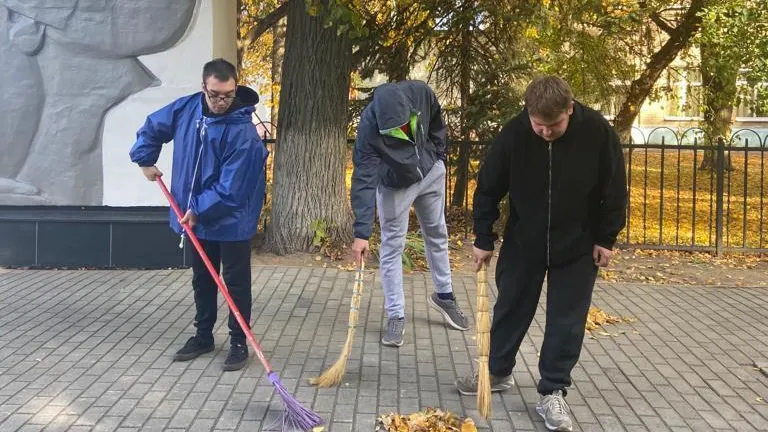 Студенты колледжа Щелкова поучаствовали в уборке памятника ВОВ