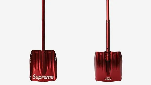 Люксовая уборка снега: в ЦУМе можно купить лопату Supreme почти за 60 тыс рублей